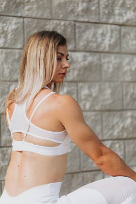 Fitness model outside in sunshine wearing white sports bra and w St. George, Utah, United States CR_YFEU220721-1013349-01 ,model released, Symbolfoto