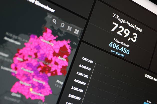 Dashboard des RKI, die 7-Tage-Inzidenz liegt nun bei 729,3 7-Tage-Inzidenz, Dashboard des RKI auf einem Monitor am 22.07.2022 in Siegen Deutschland.