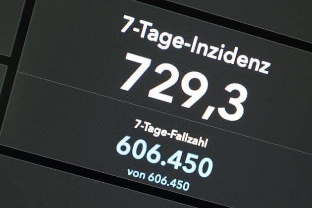 Dashboard des RKI, die 7-Tage-Inzidenz liegt nun bei 729,3 7-Tage-Inzidenz, Dashboard des RKI auf einem Monitor am 22.07.2022 in Siegen Deutschland.