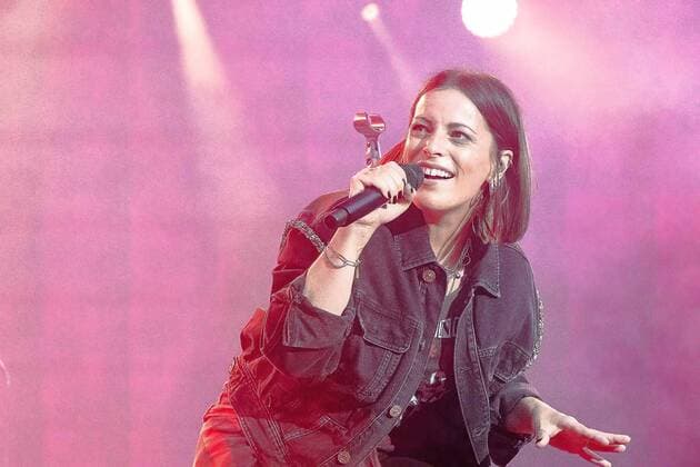 Entertainment Themen der Woche KW29 Entertainment Bilder des Tages Loerrach Loerrach, Stimmen-Festival 2022, 21.07.2022 Silbermond Saengerin Stefanie Kloss beim Auftritt der Band am Donnerstag, 21.07.2022 auf dem Stimmen Festival. Das Stimmen Festival 2022 in Loerrach. *** Loerrach Loerrach, Stimmen Festival 2022, 21 07 2022 Silbermond singer Stefanie Kloss during the performance of the band on Thursday, 21 07 2022 at the Stimmen Festival The Stimmen Festival 2022 in Loerrach Copyright: xEibner-Pressefoto ThomasxHeßx EPS_THS