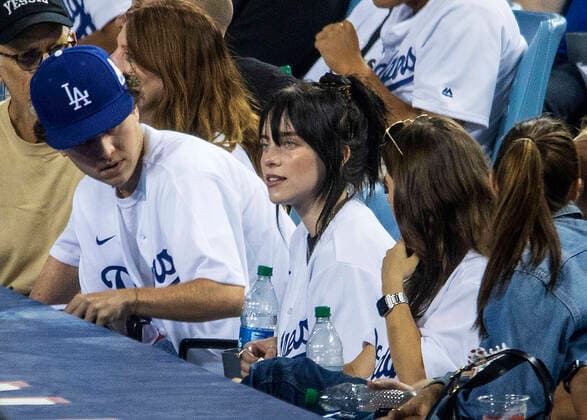 Bilder des Jahres 2022, Entertainment 07 Juli Entertainment Themen der Woche KW29 July 21, 2022, Los Angeles, California, USA: Singer Billie Eilish attends the MLB game between the Los Angeles Dodgers and the San Francisco Giants on Thursday July 21, 2022 at Dodger Stadium in Los Angeles, California. PI Los Angeles USA - ZUMAp124 20220721_zaa_p124_021 Copyright: xJAVIERxROJASx
