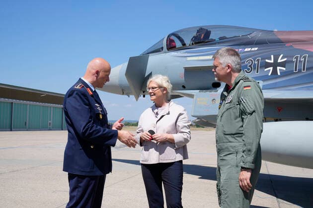 News Themen der Woche KW29 News Bilder des Tages Bundesverteidigungsministerin besucht das Taktische Luftwaffengeschwader 74 in Neuburg Aktuell, 22.07.2022, Neuburg an der Donau, Bundesverteidigungsministerin Christine Lambrecht praesentiert gemeinsam mit Generalleutnant Ingo Gerhartz und Oberst Gordon Schnitger einen neu folierten Eurofighter fuer eine Truppenuebung in Australien bei ihrem Besuch beim Taktische Luftwaffengeschwader 74 im Rahmen ihrer Sommerreise 2022 Neuburg an der Donau Bayern Deutschland *** Federal Minister of Defense visits Tactical Air Force Squadron 74 in Neuburg Current, 22 07 2022, Neuburg an der Donau, Federal Minister of Defense Christine Lambrecht, together with Lieutenant General Ingo Gerhartz and Colonel Gordon Schnitger, presents a newly foiled Eurofighter