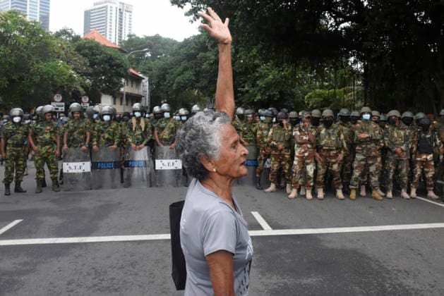 Bilder des Jahres 2022, News 07 Juli News Themen der Woche KW29 News Bilder des Tages Civil Society Activists Protest Civil activists protests during protest against early morning military attack in Gota Go Gama near in Colombo, Sri Lanka July 22, 2022 Colombo Sri Lanka  Copyright: xAkilaxJayawardanax originalFilename: jayawardana-notitle220722_npTNo.jpg
