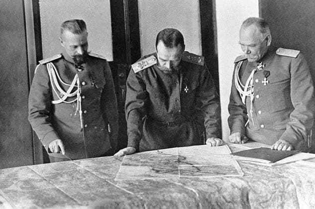 NICHOLAS II HEADQUARTERS GENERALS 24398 17.11.1915 Emperor Nicholas II, Supreme Commander-in-Chief of the Russian Army (center), discussing a plan of military operations with the generals Alexeyev (right) and Pustovoitenko (left). World War One (1914-1918). RIA Novosti Sputnik Mogilev Belarus  Copyright: xRIAxNovostix