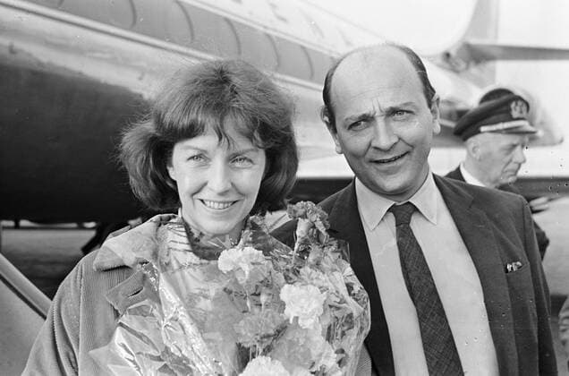 Anefo photo collection. Arrival at Schiphol from the Czech-British director Karel Reisz with his wife The American actress Betsy Blair. Arrival and departure, cinerasts, actresses, blair, betsy. October 19, 1966. Noord-Holland, Schiphol Copyright: xpiemagsx pienatarchpart316092021-21375 !ACHTUNG AUFNAHMEDATUM GESCHÄTZT!