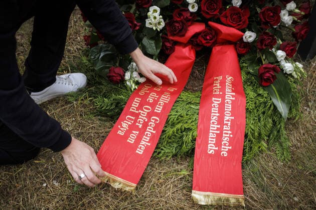 Bilder des Jahres 2022, News 07 Juli News Themen der Woche KW29 Kevin Kuehnert, Generalsekretaer der SPD, legt einen Kranz fuer den SPD-Parteivorstand bei den Falken Neukoelln nieder, anlaesslich des Gedenkens an die Opfer der Anschlaege in Oslo und Utoya vor 11 Jahren. Berlin, 22.07.2022. Berlin Deutschland *** Kevin Kuehnert, Secretary General of the SPD, lays a wreath for the SPD party executive at the Falken Neukoelln, on the occasion of the commemoration of the victims of the attacks in Oslo and Utoya 11 years ago Berlin, 22 07 2022 Berlin Germany Copyright: xJaninexSchmitz photothek.dex