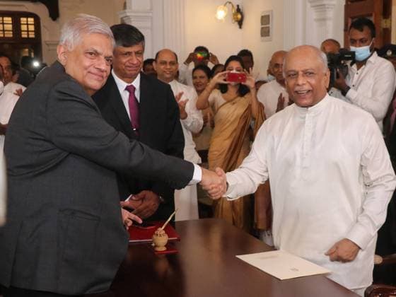 Bilder des Jahres 2022, News 07 Juli News Themen der Woche KW29 News Bilder des Tages Sri Lakan President Ranil Wickremesinghe Sri Lakan President Ranil Wickremesinghe (L) swears in Dinesh Gunawardena (R) as Sri Lanka s new Prime Minister, at the prime minister office in Colombo on July 22, 2022. Colombo Western Sri Lanka Copyright: SamanxAbesiriwardana