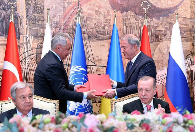 Bilder des Jahres 2022, News 07 Juli News Themen der Woche KW29 News Bilder des Tages Turkey Russia Ukraine Military Operation Grain Deal 8240678 22.07.2022 Russian Defence Minister Sergei Shoigu, U.N. Secretary-General Antonio Guterres, Turkish President Recep Tayyip Erdogan and Turkish Defence Minister Hulusi Akar attend a signing ceremony of documents on lifting restrictions on the supply of Russian products for export and on Russia s assistance in the export of Ukrainian grain, in Istanbul, Turkey. Turkish Presidential Press Service Istanbul Turkey  Copyright: xx