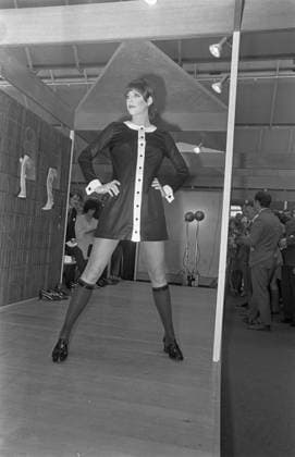 Anefo photo collection. Mary Quant shows her summer boots at Schoenenbeurs in Utrecht model Diabolo . March 24, 1969. Utrecht Copyright: xpiemagsx pienatarchpart316092021-28228 !ACHTUNG AUFNAHMEDATUM GESCHÄTZT!