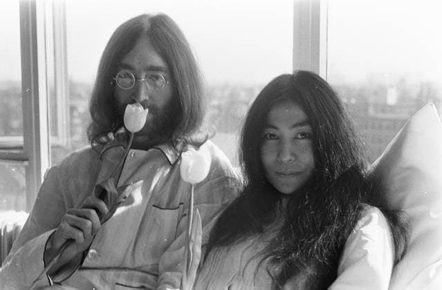 Anefo photo collection. John Lennon and his wife Yoko Ono on honeymoon in Amsterdam held Press conference in bed in Hilton Hotel, John Lennon and Yoko Ono. March 25, 1969. Amsterdam, Noord-Holland Copyright: xpiemagsx pienatarchpart316092021-28265 !ACHTUNG AUFNAHMEDATUM GESCHÄTZT!
