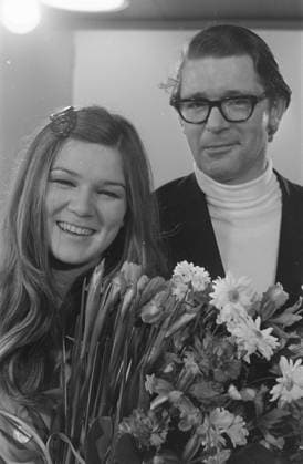 Anefo photo collection. Lenny Kuhr arrives at Schiphol, after being finished in 1st place at the Eurovision Song Contest with three other participants in Madrid, no. 10: Lenny with David Hartsema. March 30, 1969. Noord-Holland, Schiphol Copyright: xpiemagsx pienatarchpart316092021-28438 !ACHTUNG AUFNAHMEDATUM GESCHÄTZT!