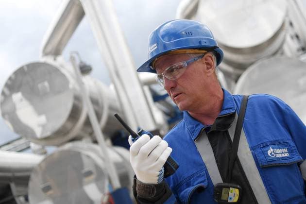 Russia Oil Refinery 8240723 22.07.2022 An employee works at Moscow oil refinery, owned by Russian oil company Gazprom Neft, in Moscow, Russia. The Moscow refinery, which was opened in 1938, processes 11 million tons of oil per year. Gazprom Neft is carrying out a large-scale upgrading program at the refinery, which will last until 2025. Alexey Maishev Sputnik Moscow Russia  Copyright: xAlexeyxMaishevx