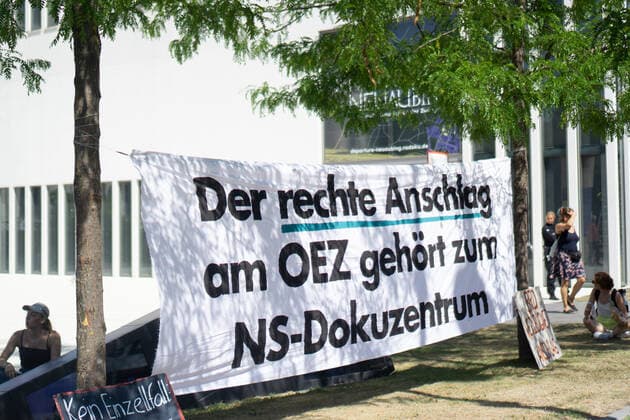 OEZ Attentat Trauermarsch in München Am 22.07.2022 gedachten hunderte Menschen in München der Opfer des rechtsextremen Anschlags am Olympia Einkaufszentrum sechs Jahre zuvor mit einem Trauermarsch. Beim Trauermarsch sprachen neben den Angehörigen der Opfer auch Vertreter der Sint*izze und Rom*nja, Vertreter der Initiative zum Mord an Oury Jalloh und Angehörige der Opfer des Anschlags in Hanau. -- On July 22nd, 2022 hundreds gathered in Munich, Germany to remember of the victims of the far right terrorist attack at the Olympia Einkaufszentrum six years ago. Representatives of the Sinti and Roma communities, representatives of the initiative of the murder of Oury Jalloh and relatives of the victims of Hanau spoke at the rally. Münche Copyright: xPhilippxBrinkmannx