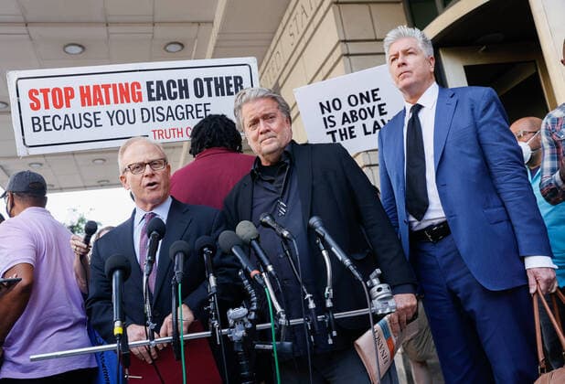 Bilder des Jahres 2022, News 07 Juli News Themen der Woche KW29 News Bilder des Tages Steve Bannon, former adviser to Donald Trump, (C) is flanked by his attorneys David Schoen (L) and Matthew Evan Corcoran (R) as they address the media after they departed U.S. Federal Court after Steve Bannon was found guilty of his Contempt of Congress trial in Washington, DC on Friday, July 22, 2022.  WAS20220722017 JemalxCountess