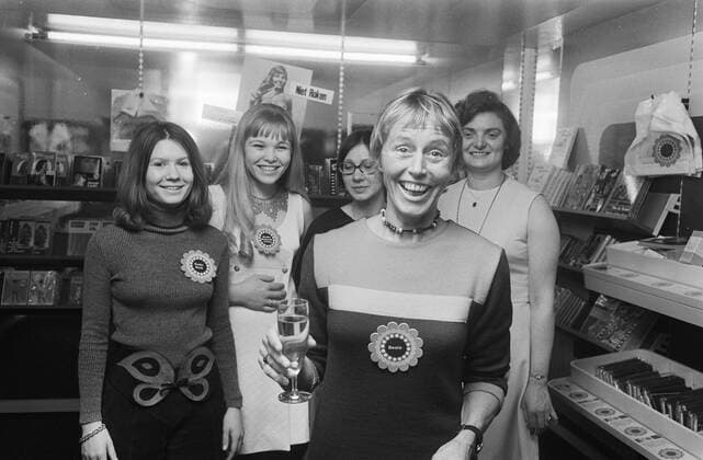 Anefo photo collection. Self-service sex shop from Beate Uhse in the Kalverstraat in Amsterdam. Beate uhse (front) with sellers in the store. April 6, 1971. Amsterdam, Noord-Holland Copyright: xpiemagsx pienatarchpart316092021-44877 !ACHTUNG AUFNAHMEDATUM GESCHÄTZT!