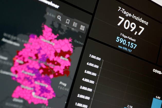 Dashboard des RKI, die 7-Tage-Inzidenz liegt nun bei 709,7 7-Tage-Inzidenz, Dashboard des RKI auf einem Monitor am 23.07.2022 in Siegen Deutschland.