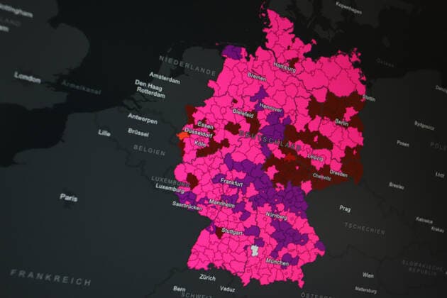 Dashboard des RKI, die 7-Tage-Inzidenz liegt nun bei 709,7 7-Tage-Inzidenz, Dashboard des RKI auf einem Monitor am 23.07.2022 in Siegen Deutschland.