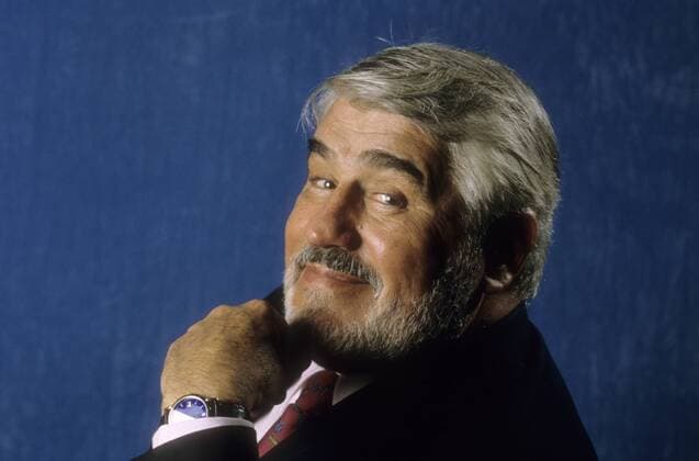 Mario Adorf 12 93 am Mann Fernsehen TV Film Schauspiel Bart grauhaarig Krawatte Sakko seriös quer Portrait lächelnd Hand Gesicht *** Mario Adorf 12 93 on man television TV film acting beard gray-haired tie jacket serious t.s. portrait smiling hand face