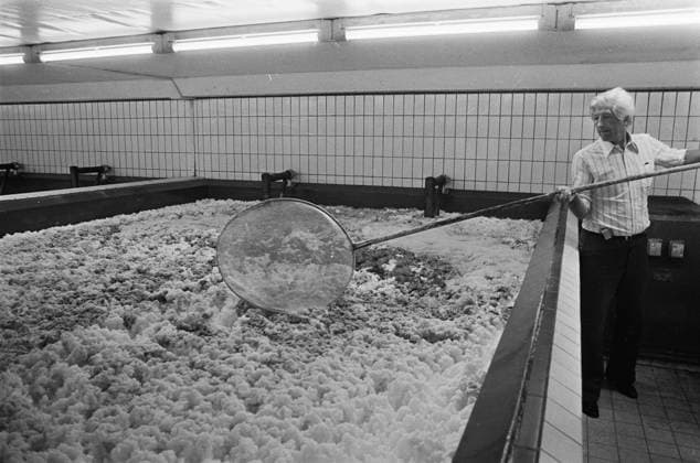 Anefo photo collection. Threatening beer deficiency. A kettle with yeasting beer at Heineken. August 14, 1975 Copyright: xpiemagsx pienatarchpart417102021-10893 !ACHTUNG AUFNAHMEDATUM GESCHÄTZT!