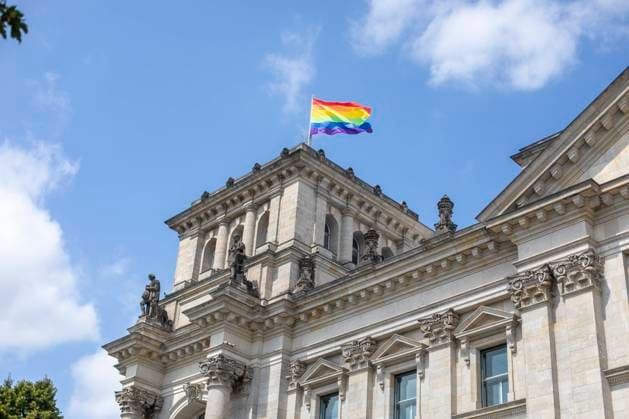 Bundestag hisst erstmals Regenbogenflagge, Der Bundestag hat erstmals die Regenbogenflagge gehisst, die mit ihren sechs bunten Streifen als Symbol der queeren Community gilt. Berlin Berlin Deutschland