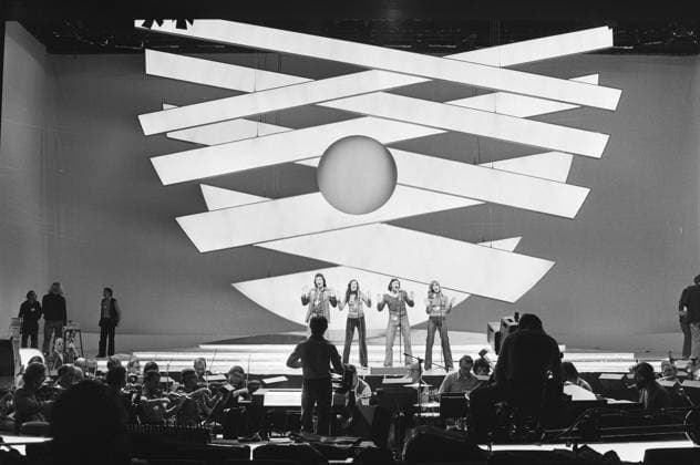 Anefo photo collection. Preparation Song Contest in Congress Building in The Hague Rehearsal Brotherhood of Man for the illuminated decor. March 30, 1976. The Hague, South Holland Copyright: xpiemagsx pienatarchpart417102021-14204 !ACHTUNG AUFNAHMEDATUM GESCHÄTZT!