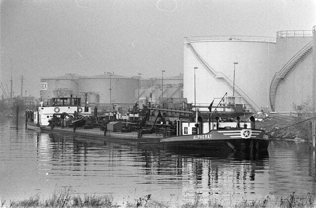 IMAGO History, Ölpreiskrise 1973 Anefo photo collection. Images in conjunction with the oil crisis. Oil tanks in the port of Amsterdam; In the foreground an inland vessel. November 2, 1973. Amsterdam, Noord-Holland Copyright: xpiemagsx pienatarchpart417102021-1427 !ACHTUNG AUFNAHMEDATUM GESCHÄTZT!