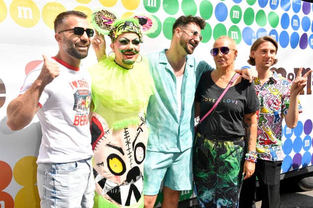 Bilder des Jahres 2022, Entertainment 07 Juli Entertainment Themen der Woche KW29 Entertainment Bilder des Tages Rafi Rachek, Bambi Mercury, Alexander Schäfer, Natascha Ochsenknecht und Gast vor dem M&M s Truck bei der 44. Christopher Street Day Parade 2022 unter dem Motto United in Love! Gegen Hass, Krieg und Diskriminierung vom Spittelmarkt auf gut sieben Kilometern über Potsdamer Platz und Potsdamer Straße zum Nollendorfplatz, von dort weiter zur Siegessäule und zum Brandenburger Tor. Berlin, 23.07.2022 *** Rafi Rachek, Bambi Mercury, Alexander Schäfer, Natascha Ochsenknecht and guest in front of the M M s truck at the 44 Christopher Street Day Parade 2022 under the motto United in Love Against Hate, War and Discrimination from Spittelmarkt on a good seven kilometers via Potsdamer Platz and Potsdamer Straße to Nollendorfplatz, from there on t Foto:xN.xKubelkax xFuturexImage