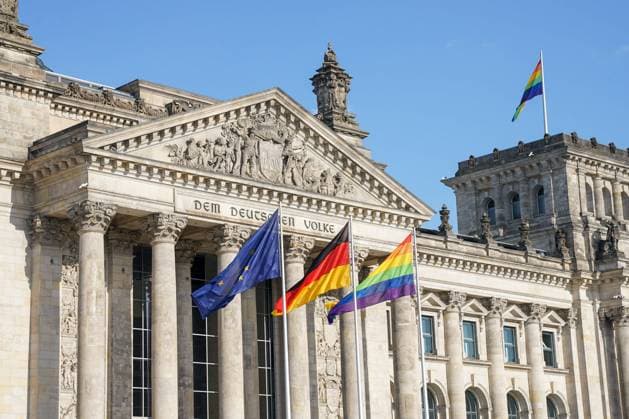 News Themen der Woche KW29 News Bilder des Tages Berlin, Deutschland 23. Juli 2022: Heute fand in Berlin der Berliner Christopher Street Day, CSD 2022 statt. Reichstagsgebäude mit EU-Flagge, Deutschlandflagge, Regenbogenflagge Berlin *** Berlin, Germany 23 July 2022 Today the Berlin Christopher Street Day, CSD 2022 took place in Berlin Reichstag building with EU flag, Germany flag, rainbow flag Berlin Copyright: xFotostandx xReuhlx