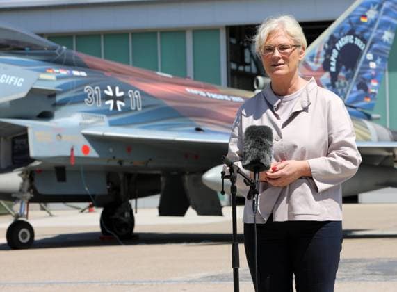 Bundesverteidigungsministerin Christine Lambrecht beim Pressestatement auf dem Fliegerhorst Neuburg a.d. Donau. Anlässlich der Teilnahme des TaktLwG 74 an der Übung Rapid Pacific 2022 in Australien wurde ein Eurofighter (31+11) mit einer speziellen Folierung versehen, welche u.a. symbolisch die Flaggen der ferner an der Übung beteiligten Staaten zeigt. Bundesverteidigungsministerin Christine Lambrecht besucht im Rahmen ihrer Sommerreise am 22. Juli 2022 das Taktische Luftwaffengeschwader 74 (TaktLwG 74) in Neuburg an der Donau. Neuburg an der Donau Bayern Deutschland *** On the occasion of the participation of the TaktLwG 74 in the exercise Rapid Pacific 2022 in Australia, a Eurofighter 31 11 was provided with a special foil, which symbo