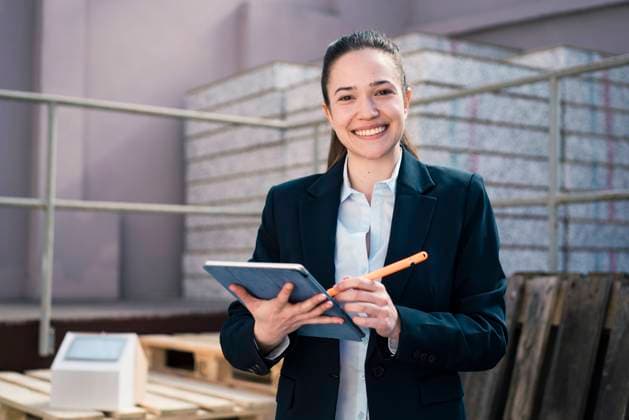 IMAGO Creative: Business, Inflation und Lieferketten Happy businesswoman with tablet computer at factory model released, Symbolfoto property released, JOSEF10514