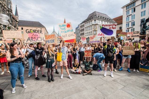 News Themen der Woche KW29 July 23, 2022, Munich, Bavaria, Germany: Approximately 200 demonstrators assembled at Munich s Marienplatz to protest gender-based violence against women and victim blaming. The original Slutwalk started in Canada after a victim of sexual assault was blamed for the crime, thus sparking demonstrations worldwide. Critics of the demonstraions point out that they often have little to no connection to the local plights of victims in the regional justice systems. Munich Germany - ZUMAb160 20220723_zbp_b160_019 Copyright: xSachellexBabbarx