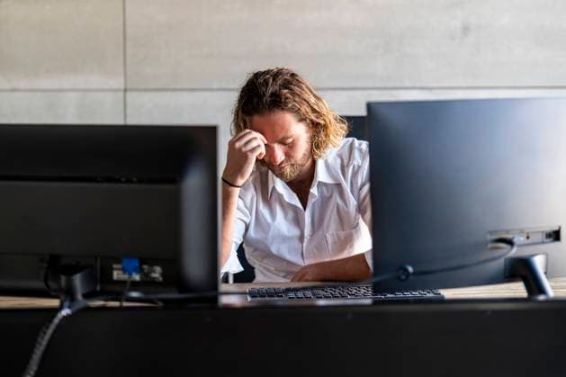 Depressed businessman with head in hand at desk model released, Symbolfoto property released, DLTSF02954