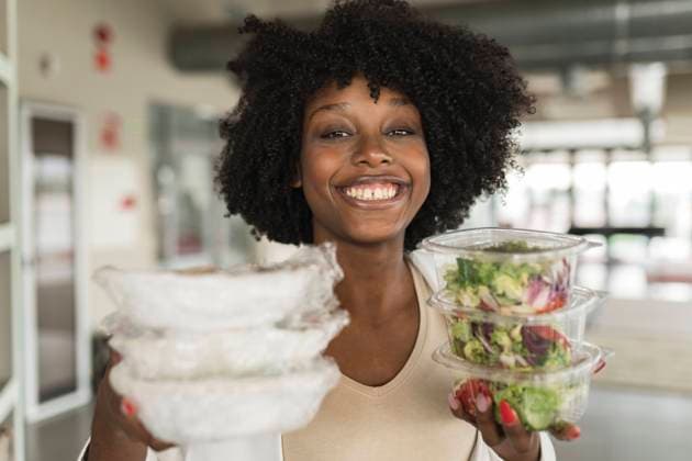 Happy businesswoman with salad boxes in office model released, Symbolfoto property released, JCICF00174
