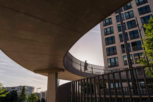 IMAGO Creative, Urban Lifestyle Man running on elevated walkway in front of building model released, Symbolfoto, DIGF18219