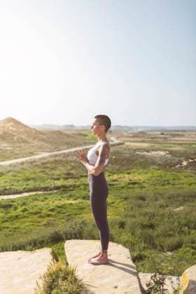 IMAGO Creative: Gesundheit, Stille Woman with hands clasped standing on cliff at Bardenas Reales in Spain model released, Symbolfoto property released, MTBF01230