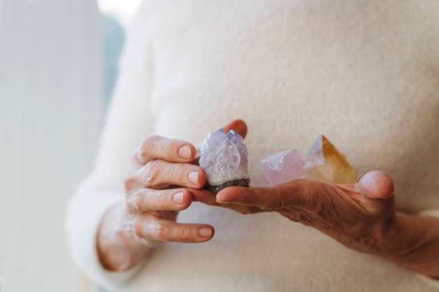 IMAGO Creative, Lifestyle, Esoterik gefährlicher Glaube Hands of senior woman holding crystal stones model released, Symbolfoto property released, OSF00218