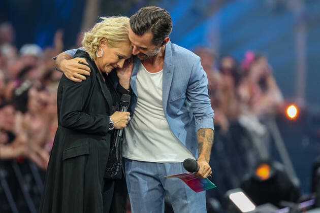 Bilder des Jahres 2022, Entertainment 07 Juli Entertainment Themen der Woche KW29 Entertainment Bilder des Tages DAS GROSSE SCHLAGERCOMEBACK 2022 - LIVE AUS LEIPZIG! am 23.07.2022 aus der Glashalle in Leipzig Nicole wird von Florian Silbereisen umarmt und getröstet Foto: osnapix Das grosse Schlagercomback 2022 - Live aus Leipzig *** THE BIG SCHLAGERCOMEBACK 2022 LIVE FROM LEIPZIG on 23 07 2022 from the glass hall in Leipzig Nicole is embraced and comforted by Florian Silbereisen photo osnapix The big Schlagercomback 2022 Live from Leipzig MH