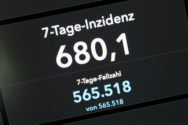 Dashboard des RKI, die 7-Tage-Inzidenz liegt nun bei 680,1 7-Tage-Inzidenz, Dashboard des RKI auf einem Monitor am 24.07.2022 in Siegen Deutschland.