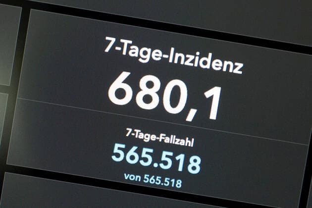 Dashboard des RKI, die 7-Tage-Inzidenz liegt nun bei 680,1 7-Tage-Inzidenz, Dashboard des RKI auf einem Monitor am 24.07.2022 in Siegen Deutschland.