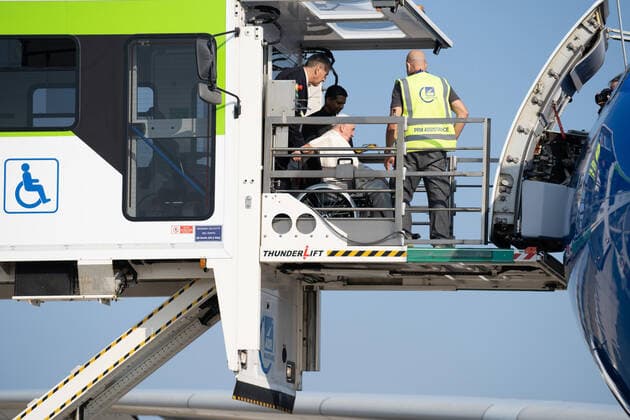 News Bilder des Tages July 24, 2022, Fiumicino, Italia: Pope Francis during boarding operations on the plane that will take him in Canada for his apostolic journey, Leonardo Da Vinci s Airport, Fiumicino, Rome, 24 July 2022. ANSA TELENEWS Fiumicino Italia - ZUMAa110 20220724_zaf_a110_002 Copyright: xRedazionexTelenewsx