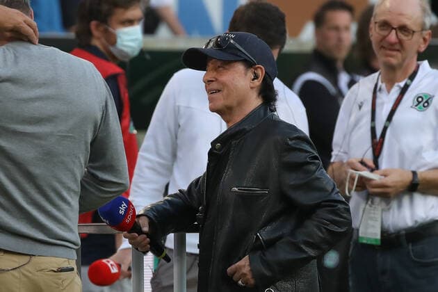 Niedersachsen, Hannover, Klaus Meine Frontmann der Scorpions beim Spiel Hannover 96 gegen St.Pauli in der Heinz-von-Heiden-Arena zu Hannover, ihr Song hr Rock you like a Hurricane ist neuer Einlaufsong bei 96,