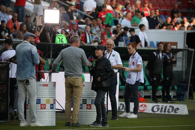 Niedersachsen, Hannover, Klaus Meine Frontmann der Scorpions beim Spiel Hannover 96 gegen St.Pauli in der Heinz-von-Heiden-Arena zu Hannover, ihr Song hr Rock you like a Hurricane ist neuer Einlaufsong bei 96,
