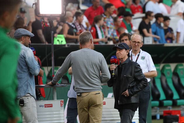 Niedersachsen, Hannover, Klaus Meine Frontmann der Scorpions beim Spiel Hannover 96 gegen St.Pauli in der Heinz-von-Heiden-Arena zu Hannover, ihr Song hr Rock you like a Hurricane ist neuer Einlaufsong bei 96,
