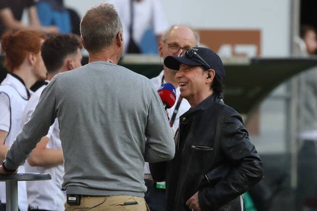 Niedersachsen, Hannover, Klaus Meine Frontmann der Scorpions beim Spiel Hannover 96 gegen St.Pauli in der Heinz-von-Heiden-Arena zu Hannover, ihr Song hr Rock you like a Hurricane ist neuer Einlaufsong bei 96,