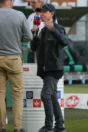 Niedersachsen, Hannover, Klaus Meine Frontmann der Scorpions beim Spiel Hannover 96 gegen St.Pauli in der Heinz-von-Heiden-Arena zu Hannover, ihr Song hr Rock you like a Hurricane ist neuer Einlaufsong bei 96,