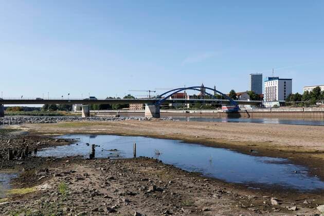 Niedrigwasser an der Oder Frankfurt Oder, 24.07.2022 - Blick vom polnischen Slubice auf die Stadt Frankfurt (Oder) in Brandenburg.Niedrige Pegelstaende der Oder legen derzeit große Sandbaenke frei. Frankfurt Oder Brandenburg Deutschland