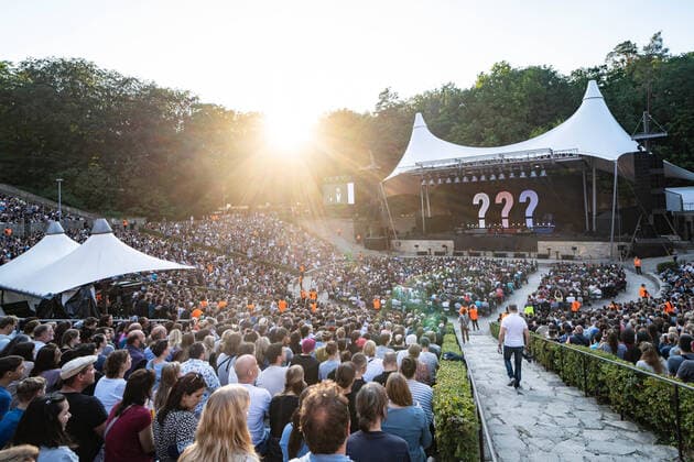 Bilder des Jahres 2022, Entertainment 07 Juli Entertainment Themen der Woche KW29 Entertainment Bilder des Tages 23.07.2022,Berlin,Deutschland,GER,Waldbühne, Die drei ??? und der dunkle Taipan - Jubiläumstournee.Live Auftritt.Sämtliche Sitzplätze sind belegt (ausverkauft) *** 23 07 2022,Berlin,Germany,GER,Waldbühne, The Three and the Dark Taipan Anniversary Tour Live Performance All Seats Are Occupied Sold Out