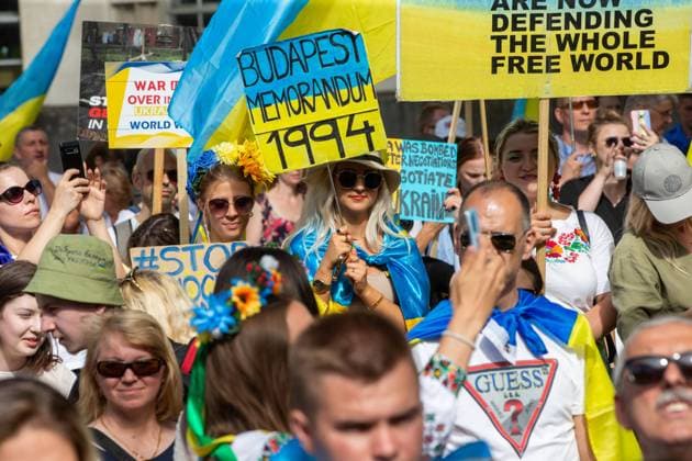 News Bilder des Tages July 24, 2022, London, England, United Kingdom: Ukrainian protesters stage Ã¢â‚¬oeWar is not overÃ¢â‚¬Â march against Russian invasion of their country in central London. London United Kingdom - ZUMAs262 20220724_zip_s262_012 Copyright: xTayfunxSalcix
