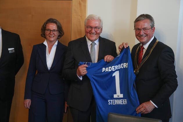 Bilder des Jahres 2022, News 07 Juli News Themen der Woche KW29 News Bilder des Tages Libori-Mahl im Paderborner Rathaus DEU, Deutschland, Nordrhein-Westfalen, Paderborn, 24.07.2022: Ehrengast Frank-Walter Steinmeier, Bundespräsident (Mitte) erhalt als Gastgeschenk ein Trikot des SC Paderborn. Ina Scharrenbach (CDU), Ministerin für Heimat, Kommunales, Bau und Digitalisierung des Landes Nordrhein-Westfalen (links) und der Bürgermeister von Paderborn Michael Dreier (CDU) *** Libori meal in Paderborn City Hall DEU, Germany, North Rhine Westphalia, Paderborn, 24 07 2022 Guest of honor Frank Walter Steinmeier, Federal President center receives as a gift a jersey of SC Paderborn Ina Scharrenbach CDU , Minister for Home Affairs, Local Government, Construction and Digitalization of the State of North Rhine Westphalia left and the