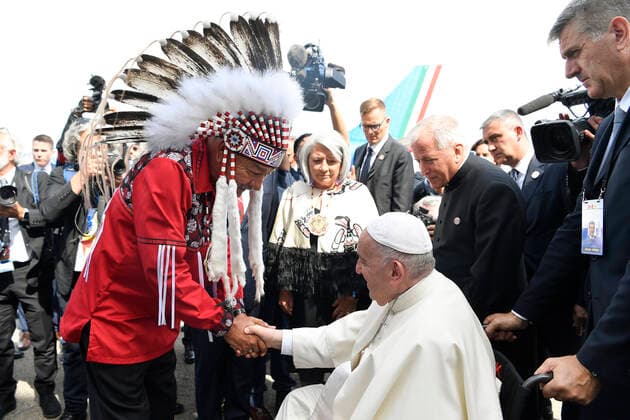 Canada, Alberta, 2022 07 24 Pope Francis meets members of an indigenous tribe during his welcoming ceremony at Edmonton International Airport in Alberta, western Canada Photograph by Vatican Mediia Catholic Press Photo. RESTRICTED TO EDITORIAL USE - NO MARKETING - NO ADVERTISING CAMPAIGNS.  Copyright: xVATICANxMEDIAx xipa-agency.netx xVaticanxMediax